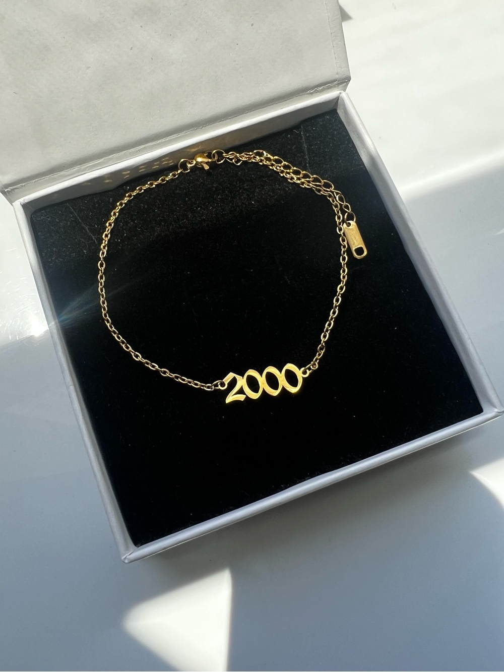 Gold '2000' Women's Chain Bracelet - Elegant Year Pendant